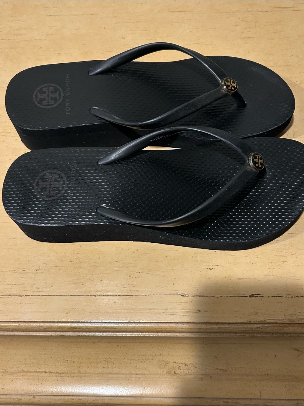 Tory Burch womens black monogram platform flip flop sandals in size 8,5 - Picture 5 of 8